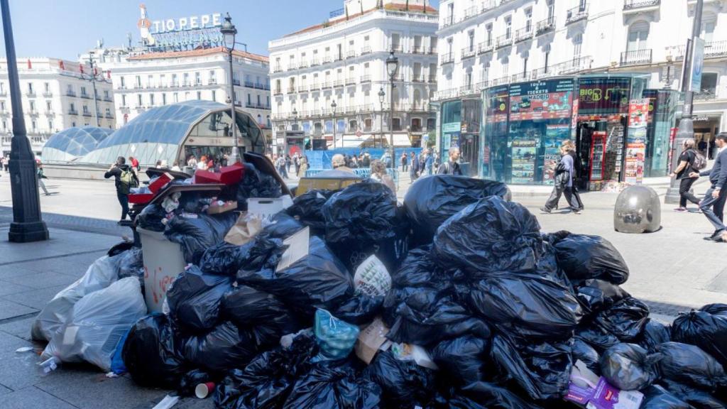 Aglutinación de basura en la Puerta del Sol, en Madrid.