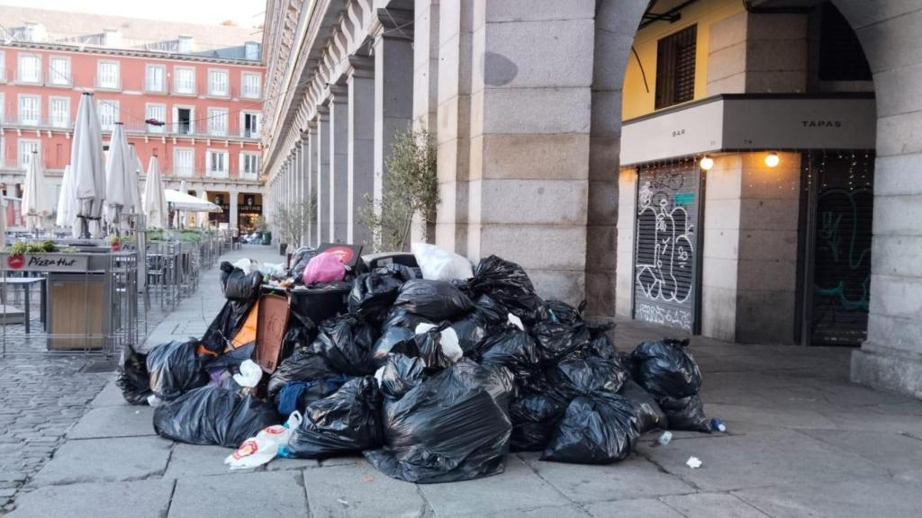 Basura en la Plaza Mayor de Madrid.