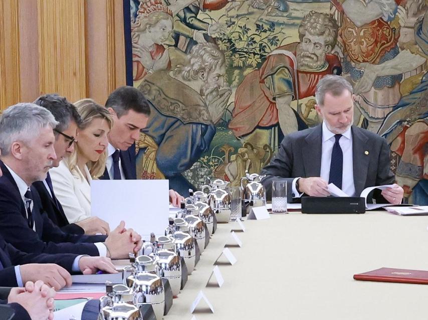 Marlaska, Bolaños, Yolanda Díaz, Pedro Sánchez y el Rey, en el Consejo de Seguridad Nacional, este jueves.