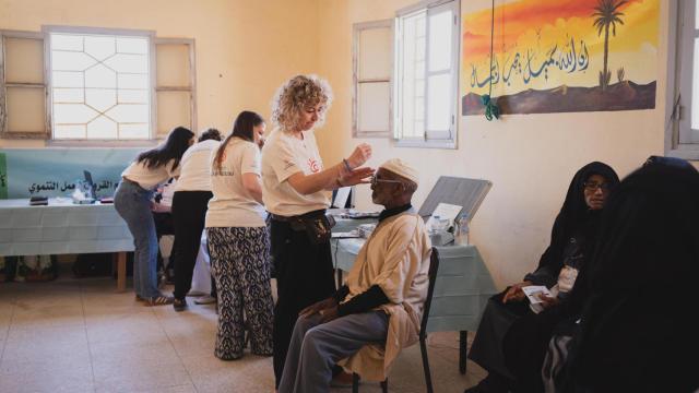 Voluntarias de la fundación Alain Afflelou graduando a distintas personas.