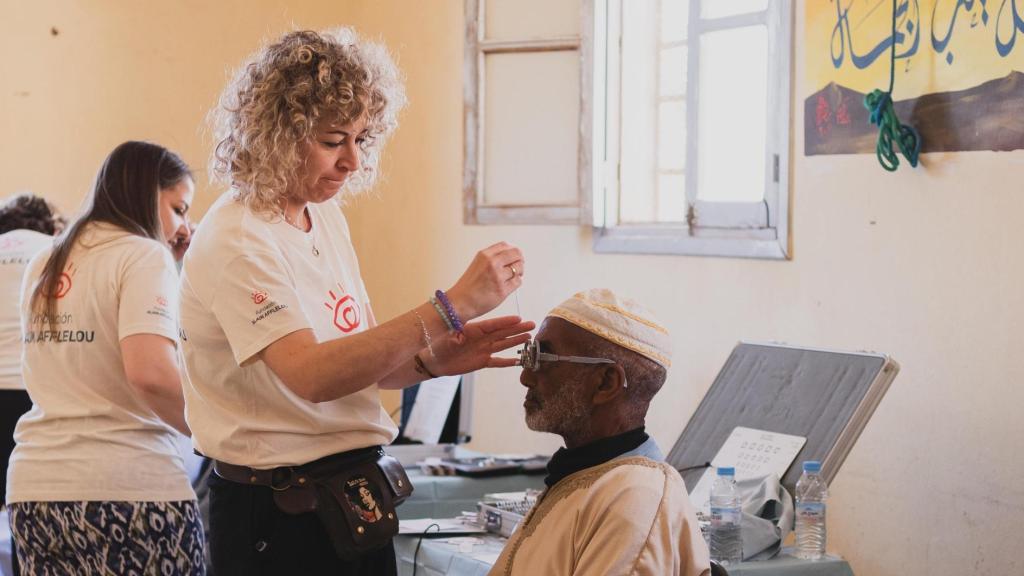 Voluntarias de la fundación Alain Afflelou graduando a distintas personas.
