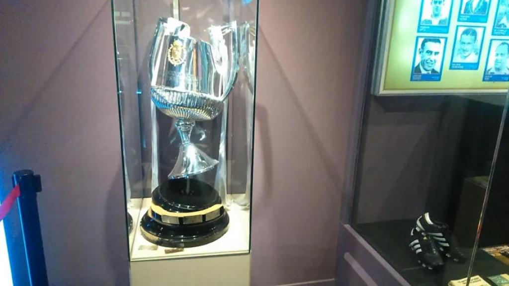 La Copa destrozada, en el museo de la RFEF en la actualidad