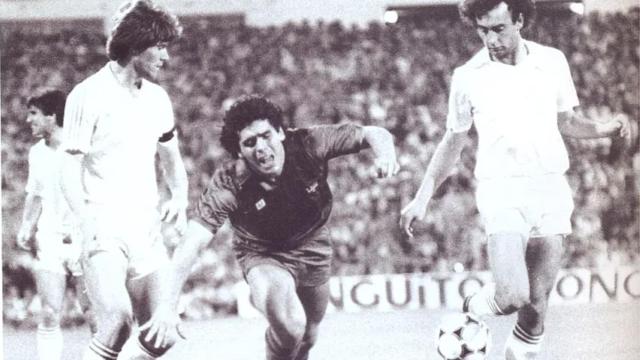 Maradona, con el FC Barcelona, en la final contra el Real Madrid de la Copa del Rey 1983
