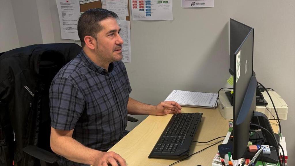 Roberto Cortés trabajando