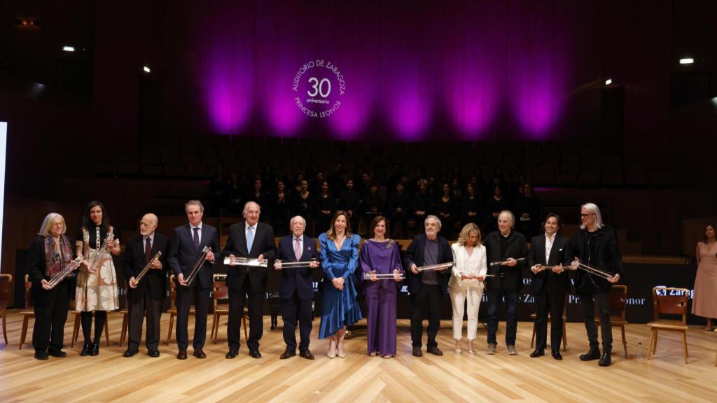 La alcaldesa y las personalidades reconocidas en el 30º aniversario del Auditorio de Zaragoza.
