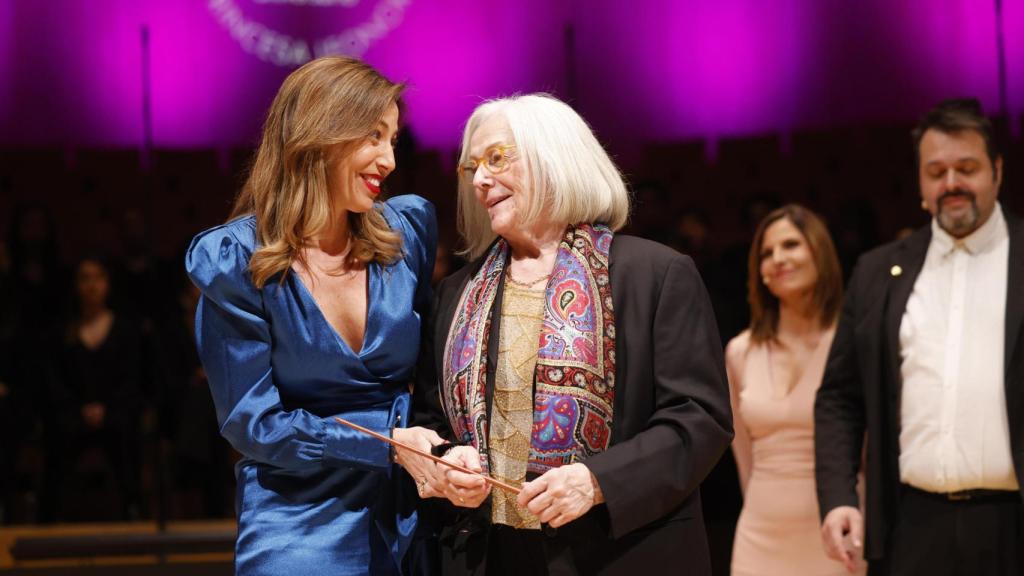 La alcaldesa de Zaragoza hace entrega del galardón (a título póstumo) a José Manuel Pérez Latorre, arquitecto del Auditorio, y es recogido por su mujer, Ana Palacios.