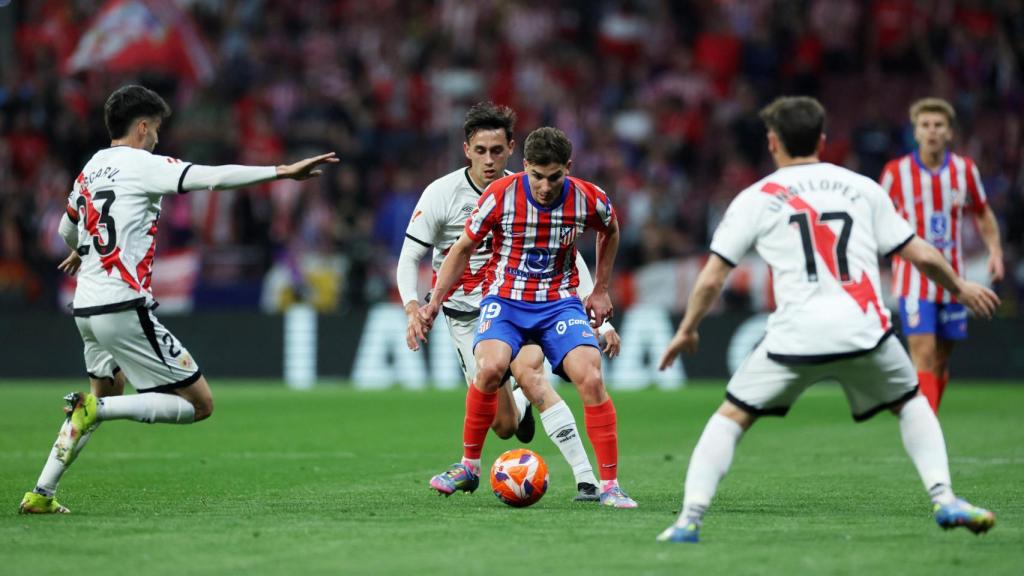 Julián Álvarez rodeado de varios jugadores del Rayo Vallecano.