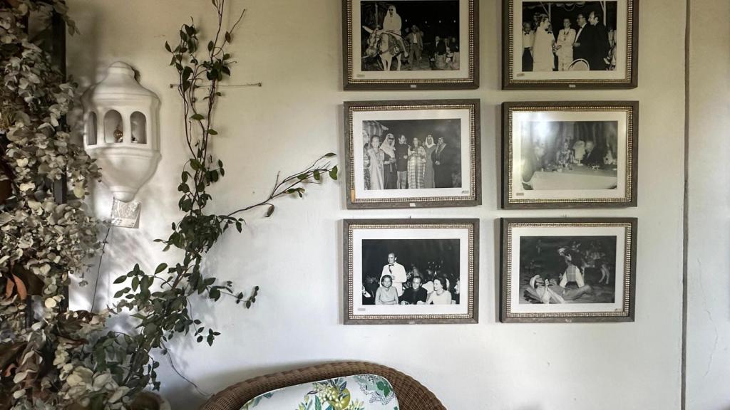 Retratos del pasado recuerdan la historia del hotel.