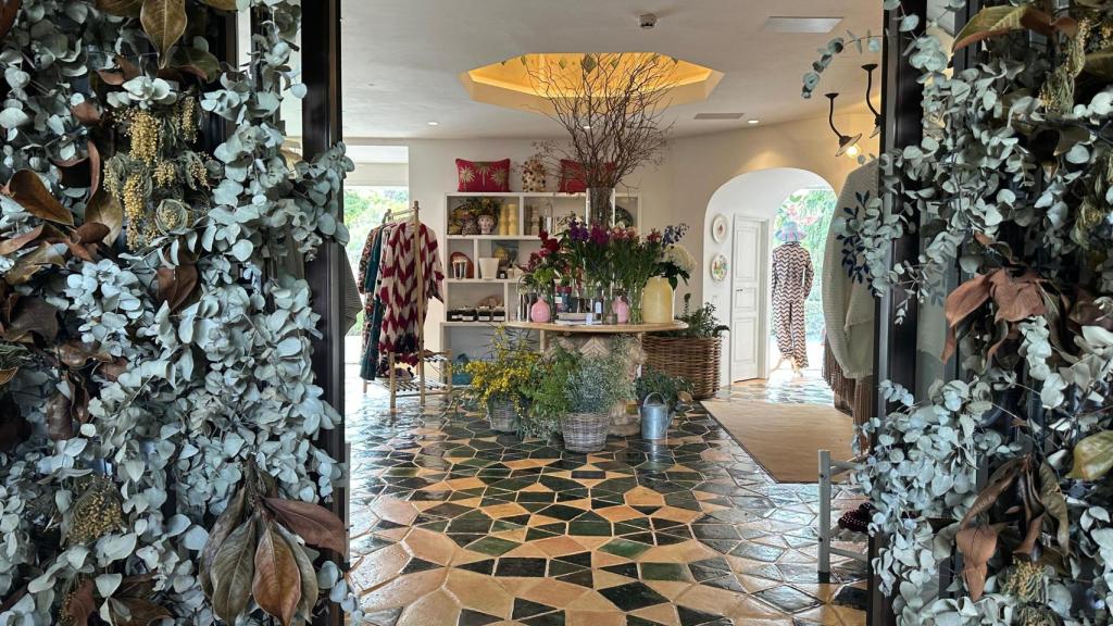 La entrada a la tienda de regalos del hotel.