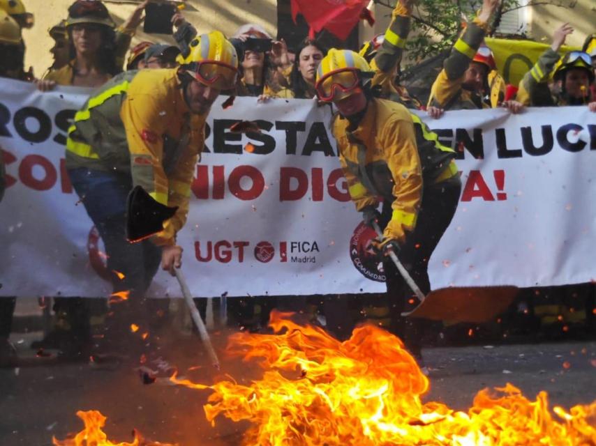 Bomberos forestales de Madrid durante la manifestación del 9 de abril.