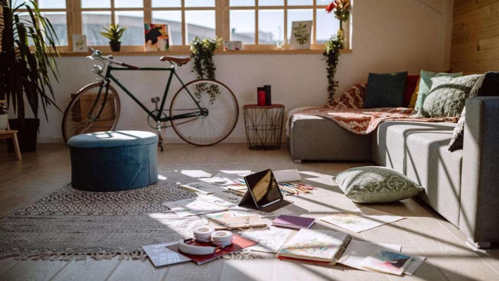 El desorden o las cosas fuera de lugar, muestran un espacio vivído pero también falta de claridad mental.