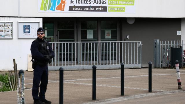 Un policía frente a la escuela Notre-Dame-de-Toutes-Aides en Nantes (Francia), donde un estudiante de secundaria mató a una compañera e hirió a otros tres.