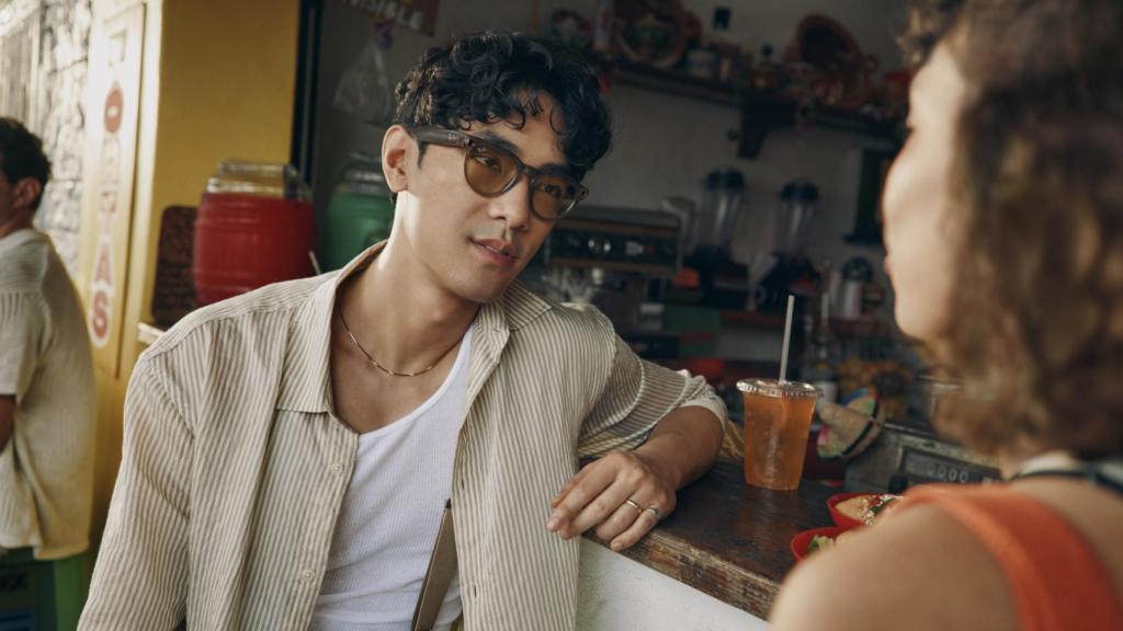 Una persona usando la traducción en tiempo real de las Ray-Ban de Meta.