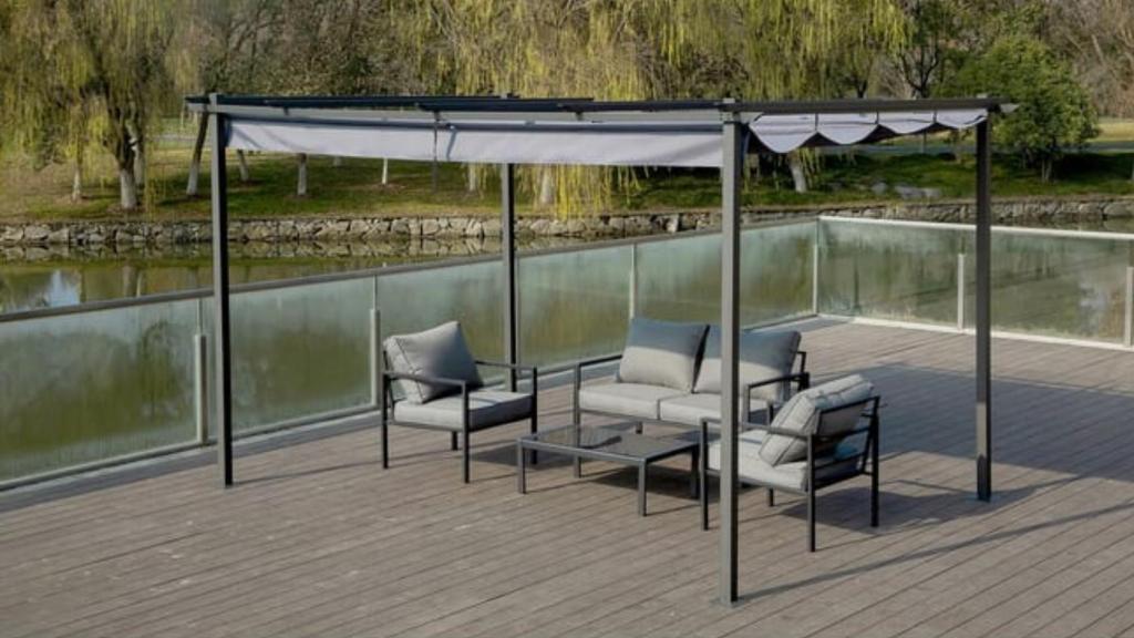 La pérgola con techo retráctil que vende Leroy Merlin.