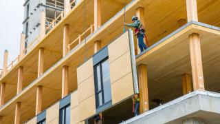 Operarios instalando un módulo prefabricado en una obra