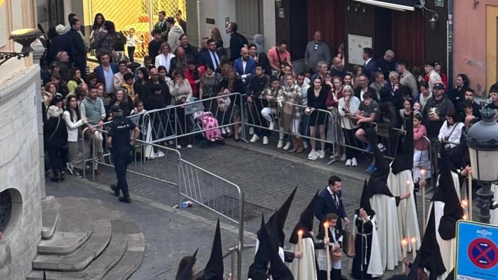 Vallas en Tomás de Ybarra al paso de El Cachorro.