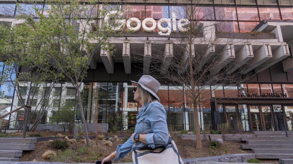 Una persona pasa frente a las oficinas de Google, en Manhattan (Estados Unidos).
