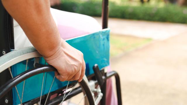 Imagen de una persona en silla de ruedas.