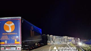 Un camión volcado en un accidente de tráfico.