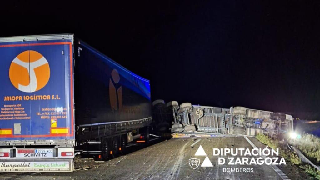 Un camión volcado en un accidente de tráfico.