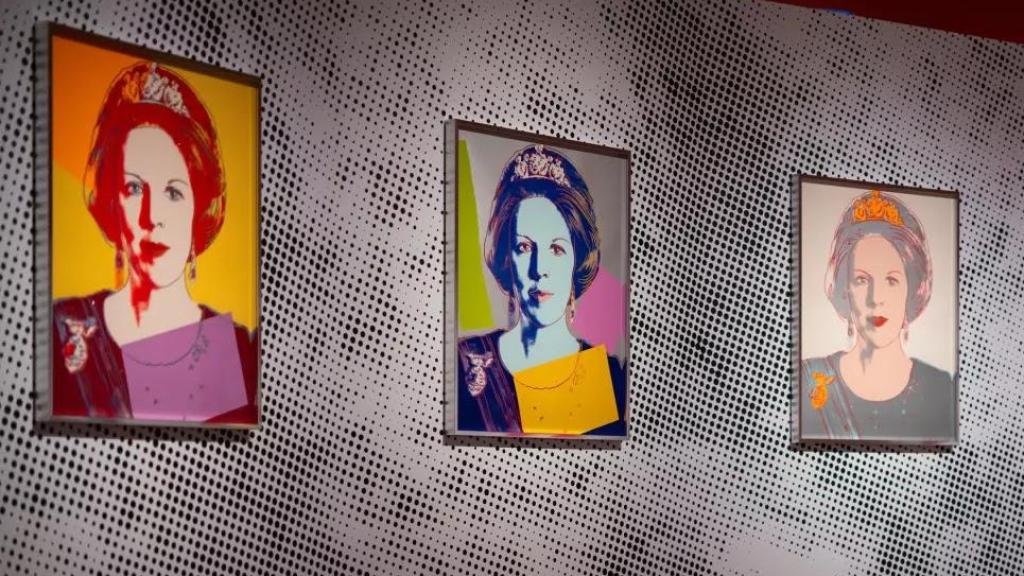 La serie de serigrafias sobre la Princesa Beatriz, a la que pertenece la obra perdida, expuesta en el Palais Hetloo. Foto: Palais Hetloo