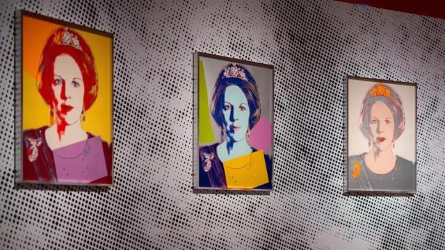 La serie de serigrafias sobre la Princesa Beatriz, a la que pertenece la obra perdida, expuesta en el Palais Hetloo. Foto: Palais Hetloo