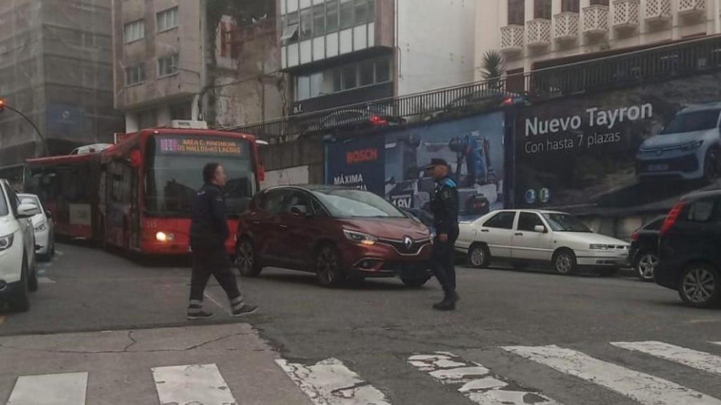 Un coche mal aparcado en Federico Tapia.