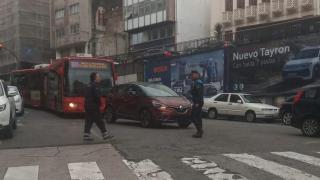 Un coche mal aparcado en Federico Tapia.