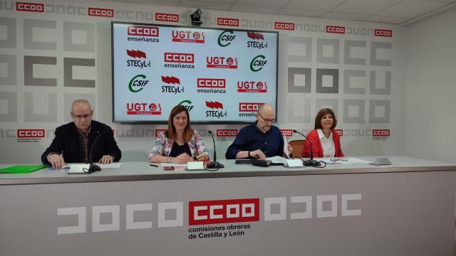 El vicepresidente autonómico del Sector de Educación de CSIF Castilla y León, Roberto Fernández,  la secretaria Enseñanza UGT-SPCyL, Beatriz García, el secretario general de la Federación de Enseñanza CCOOCyL, José Antonio Alegre, y la portavoz y responsable de relaciones institucionales de STECyL, Christina Fulconis, en la rueda de prensa de este viernes