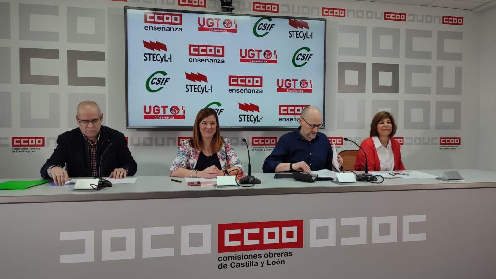 El vicepresidente autonómico del Sector de Educación de CSIF Castilla y León, Roberto Fernández,  la secretaria Enseñanza UGT-SPCyL, Beatriz García, el secretario general de la Federación de Enseñanza CCOOCyL, José Antonio Alegre, y la portavoz y responsable de relaciones institucionales de STECyL, Christina Fulconis, en la rueda de prensa de este viernes