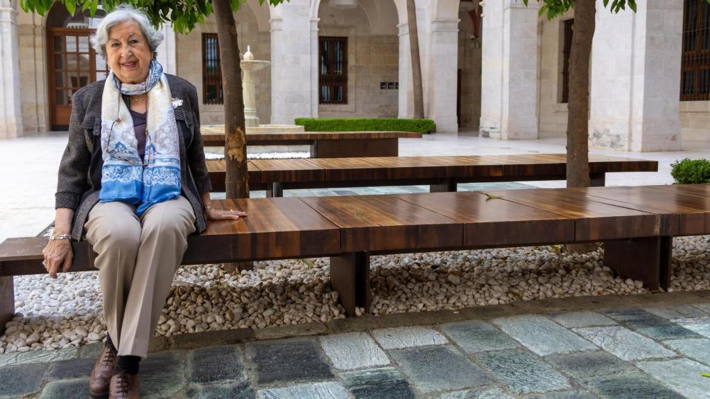 Rosario Camacho posa en el patio del Museo de Málaga.