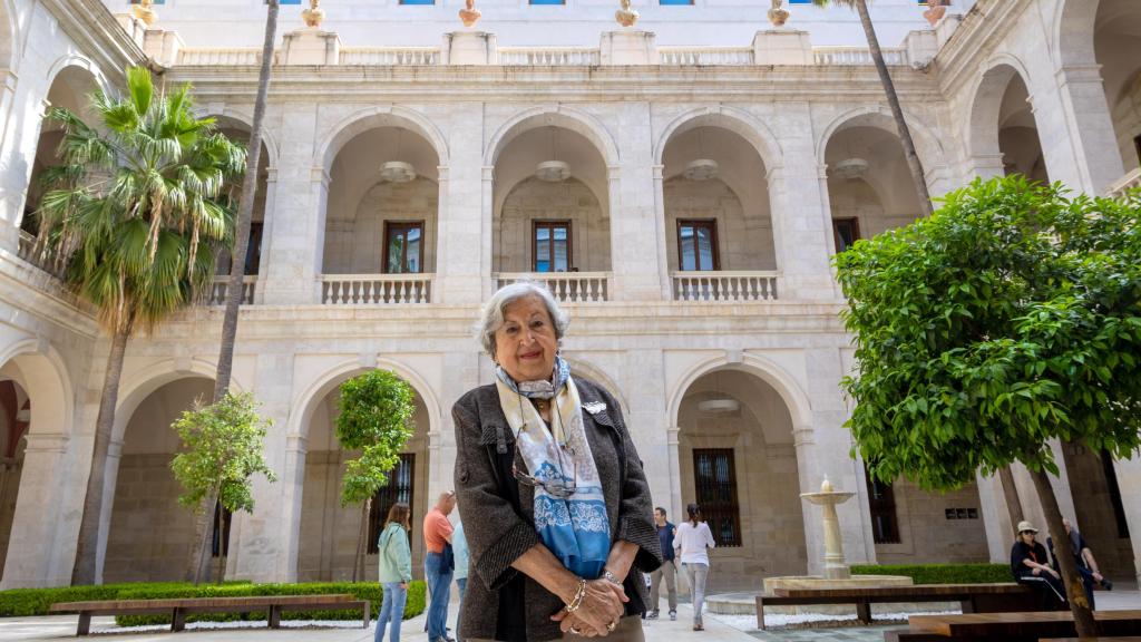 Rosario Camacho posa dentro del Museo de Málaga.