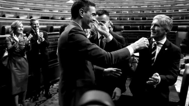 Fernando Grande-Marlaska felicita a Pedro Sánchez, tras su investidura, en noviembre de 2023