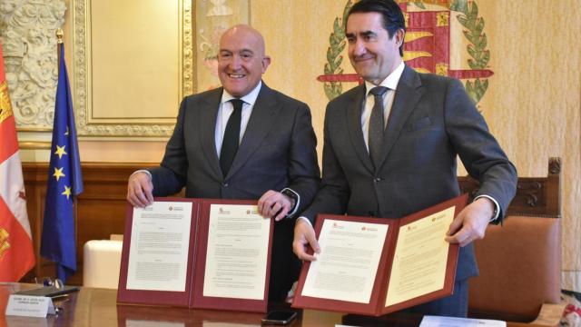 Jesús Julio Carnero y Juan Carlos Suárez-Quiñones suscriben el protocolo de actuación entre Ayuntamiento y Junta para construir 100 viviendas para jóvenes en Valladolid
