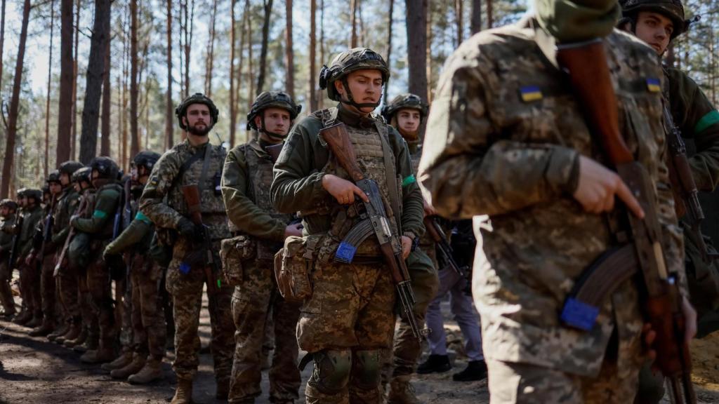 Jóvenes reclutas ucranianos durante unas maniobras de entrenamiento en la región de Kiev.