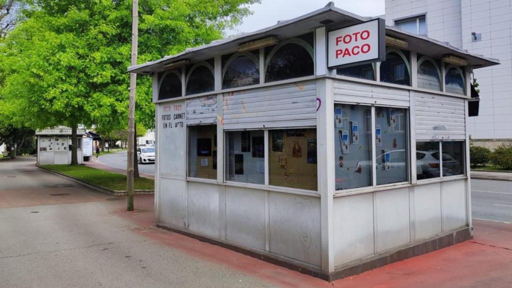 El quiosco de Foto Paco y al fondo el de Barreiros, delante de Comisaría del 091.