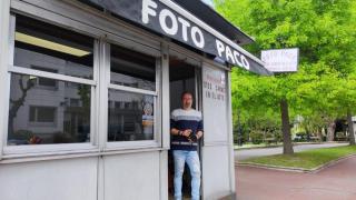 Santiago Leira, con su cámara, en el quiosco de Foto Paco en la avenida do Porto de A Coruña.