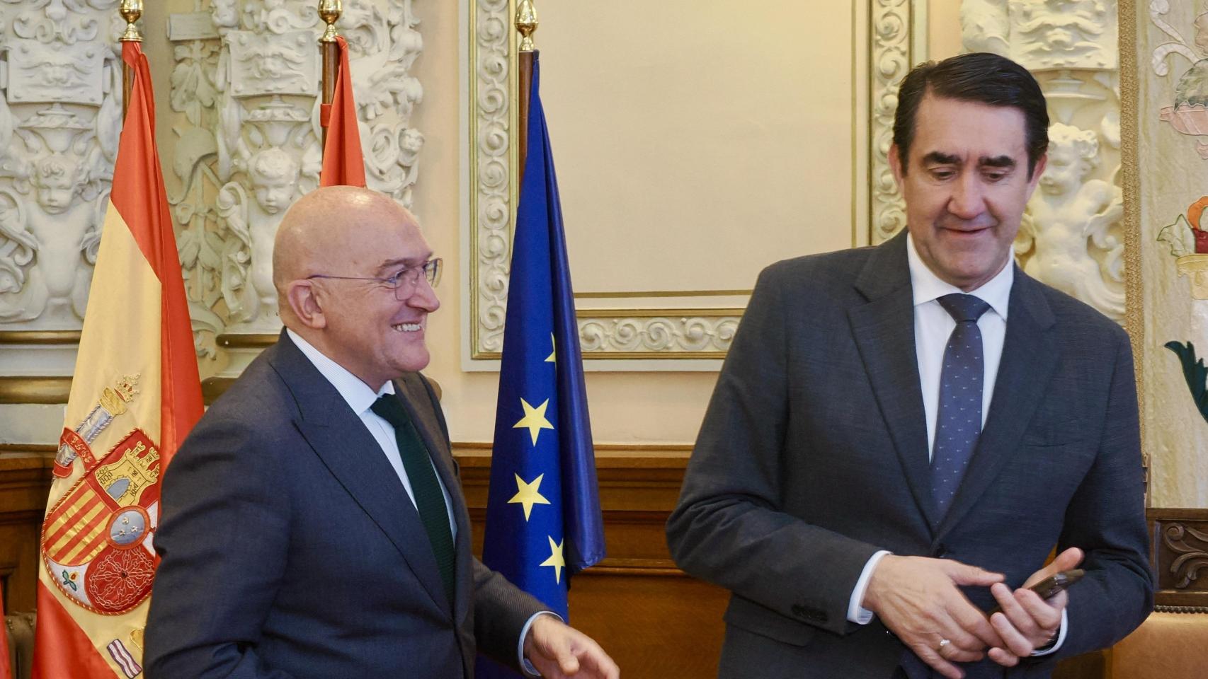 Jesús Julio Carnero y Juan Carlos Suárez-Quiñones en un acto en el Ayuntamiento de Valladolid