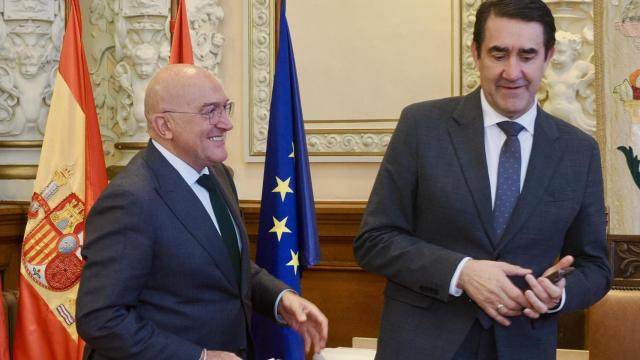 Jesús Julio Carnero y Juan Carlos Suárez-Quiñones este viernes en un acto en el Ayuntamiento de Valladolid