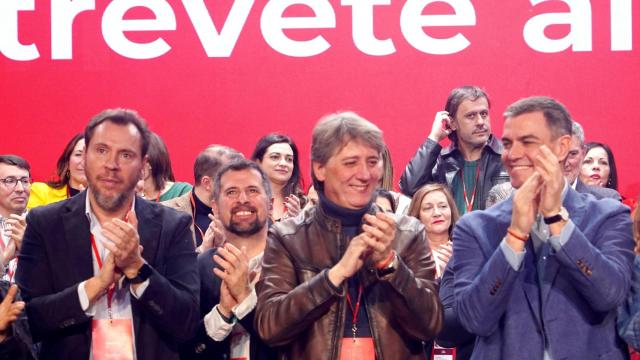 El ministro de Transportes y Movilidad Sostenible, Óscar Puente, el secretario general del PSOE de Castilla y León, Carlos Martínez, y el presidente del Gobierno, Pedro Sánchez, en el XV Congreso de la formación, el pasado mes de febrero en Palencia