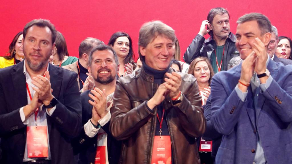 El ministro de Transportes y Movilidad Sostenible, Óscar Puente, el secretario general del PSOE de Castilla y León, Carlos Martínez, y el presidente del Gobierno, Pedro Sánchez, en el XV Congreso de la formación, el pasado mes de febrero en Palencia