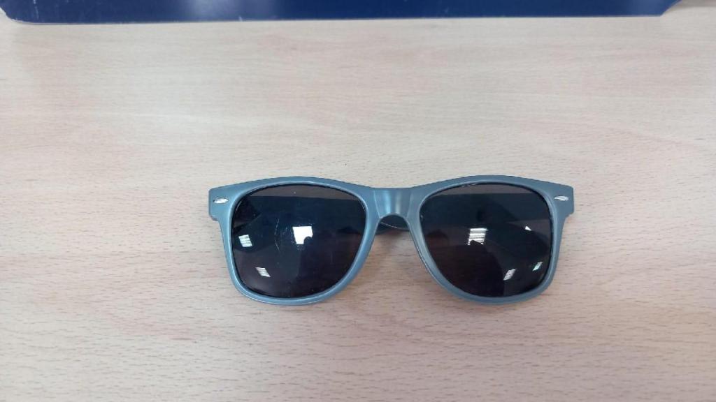 En el domicilio también se encontraban unas gafas de sol.
