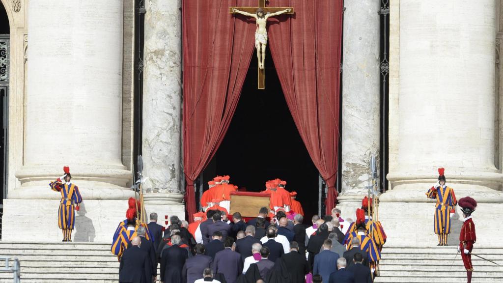 Llegada del féretro del Papa Francisco I a la Basílica de San Pedro