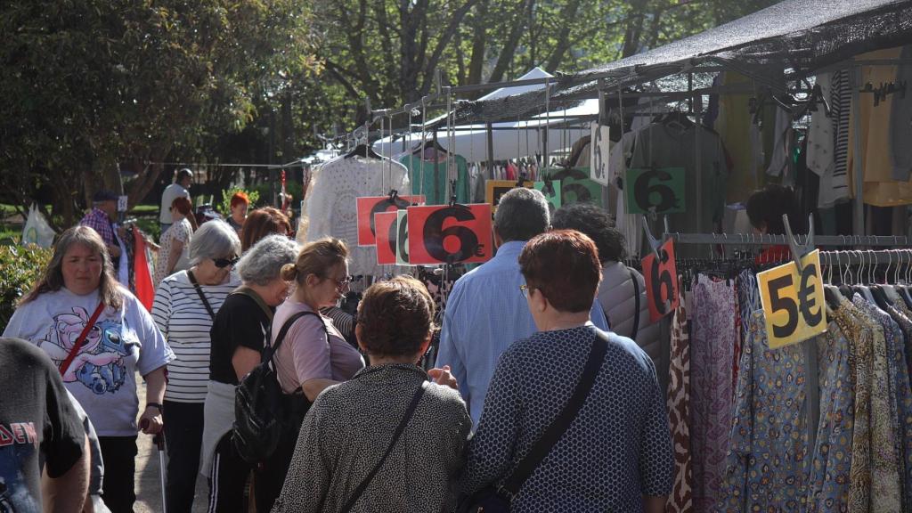 Imagen del Mercadillo de Coia, que se organiza cada miércoles en el Parque de A Bouza