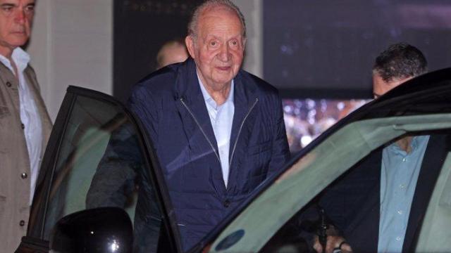 El Rey Juan Carlos sale del restaurante d'Berto donde ha cenado con amigos este miércoles tras su llegada a Sanxenxo