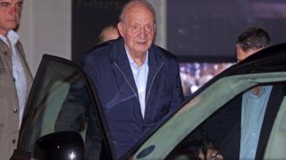 El Rey Juan Carlos sale del restaurante d'Berto donde ha cenado con amigos este miércoles tras su llegada a Sanxenxo
