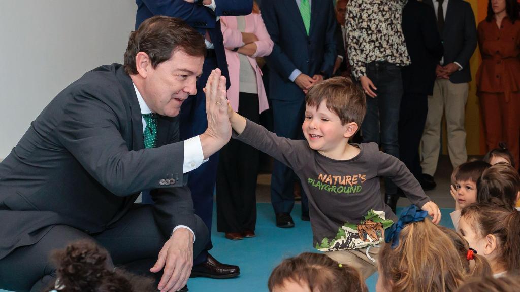 Fernández Mañueco saluda a uno de los niños del CRA 'Los Arapiles' en Aldeatejada, Salamanca.