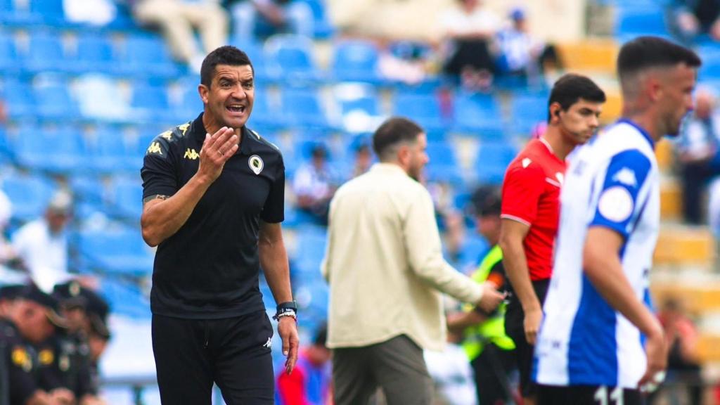 Rubén Torrecilla arengando a los jugadores durante un partido de la temporada.