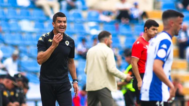 Rubén Torrecilla arengando a los jugadores durante un partido de la temporada.