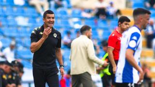 Rubén Torrecilla arengando a los jugadores durante un partido de la temporada.